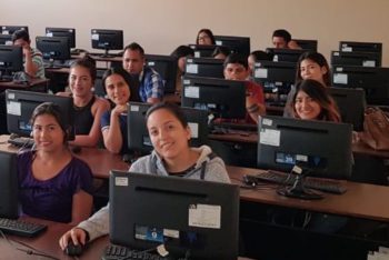 Journalism class at Universidad Laica Vicente Ricafuerte taking the data journalism and visualization MOOC from the Knight Center. (Photo Gisela Raymond)