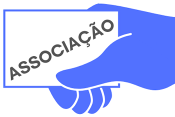 Hand holding a card that says Associação