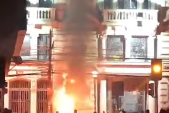 El Mercurio de Valparaíso de Chile es incendiado por manifestantes (Captura de pantalla)