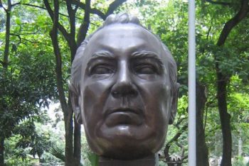 Un busto del periodista Guillermo Cano Isaza ubicada en el parque Bolívar en Medellín, Colombia. La escultura es un trabajo de Rodrigo Arenas Betancur.