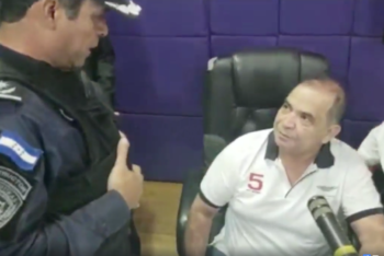 Honduran journalist David Romero is arrested after police raid his radio station Radio Globo. (Screenshot from Radio Globo video on Facebook)