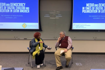 Luz Mely Reyes e Joe Straubaar durante o evento “Mídia e Democracia em Tempos de Cólera e Polarização Digital na América Latina” (Teresa Mioli/Centro Knight)