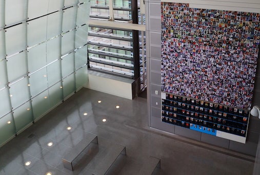 El Monumento a los Periodistas del Newseum contiene los nombres de profesionales de la prensa asesinados mientras ejercían su trabajo. (Foto de Don McCullough licensidada bajo CC BY 2.0).