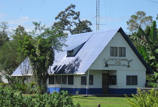 Sede da rádio comunitária indígena La Voz de Talamanca 88.3 FM, em zona rural da Costa Rica. Foto: Divulgação