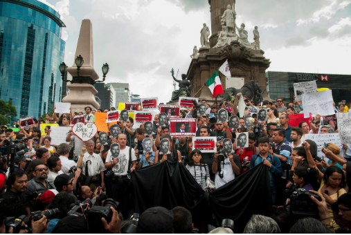People in Mexico protesting the deaths of journalists