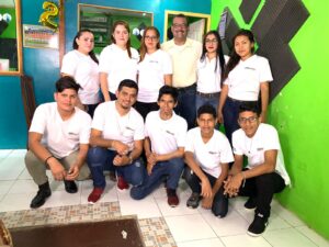 Equipo reunido dentro de la radio La Costeñísima en Nicaragua