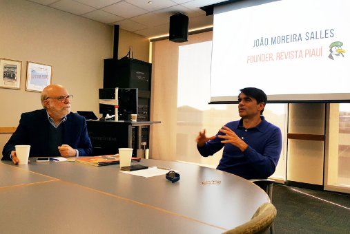 João Moreira Salles talking with Rosental Alves.