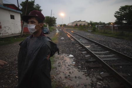 Migrante nos trilhos do trem da cidade de Tierra Blanca, estado de Veracruz.