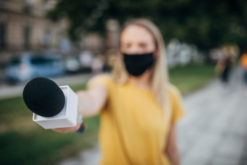 Periodista con mascarilla