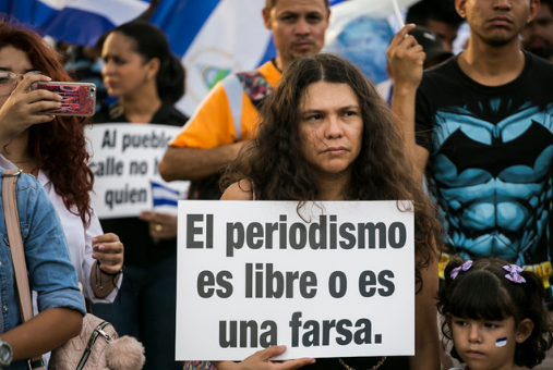 Persona con carta: "El periodismo es libre o es una farsa"