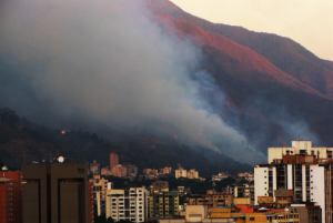 Fogo em 2010 na montanha El Ávila em Caracas, Venezuela