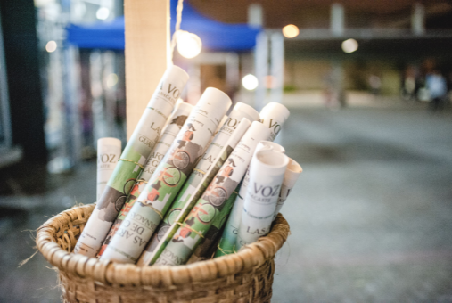 La Voz de Guanacaste papers in a basket