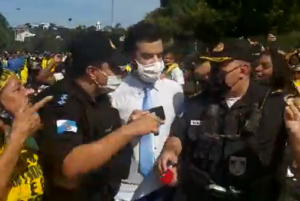 Pedro Durán (CNN Brasil): protegido por policiais contra manifestantes agressivos