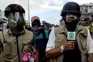 José Alberto Tejada (Canal 2 Cali, Colômbia): transmissão ao vivo ao lado de segurança. Foto: reprodução.