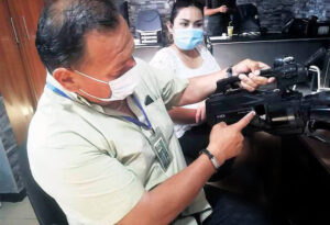 El camarógrafo de la red de televisión ATB, Percy Suárez, muestra el impacto de bala en su cámara de video que quedó inutilizada. 