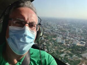 Pensativo como se antecipasse um dia em que sua vida estaria em perigo, o fotógrafo do El Deber Jorge Gutiérrez aparece no avião que o transportava para Guarayos.