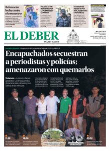 La portada del diario El Deber de la ciudad de Santa Cruz de la Sierra muestra en imagen plena a los periodistas y un policía secuestrados por avasalladores de tierras en la provincia Guarayos del departamento de Santa Cruz, el 28 de octubre de 2021.