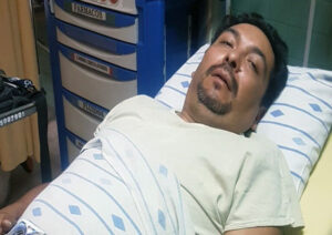 O cinegrafista do Red Uno da cidade de Cochabamba, Alejandro Camacho, aparece durante sua recuperação após ser atingido por um projétil de gás lacrimogêneo enquanto cobria confrontos entre partidários de partidos políticos, na segunda-feira, 21 de outubro de 2019.