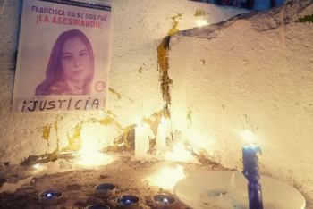 Photo of Chilean journalist who died and burning candles