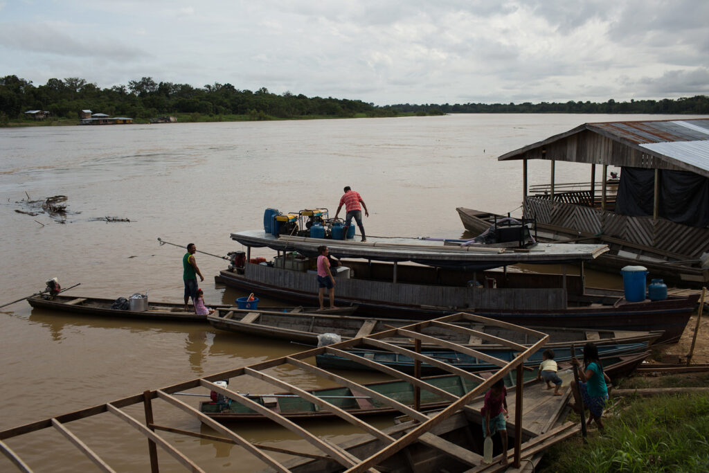 Pescadores en el río Javari en Atalaia do Norte, Amazonas, Brasil.