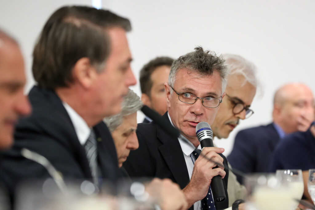 El periodista británico Dom Phillips sostiene un micrófono durante una rueda de prensa con el presidente brasileño Jaier Bolsonaro.