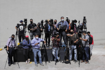 Periodistas, camarógrafos y medios de comunicación esperan