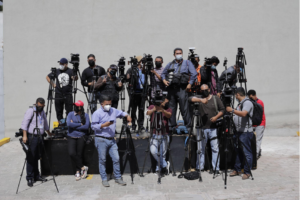 Jornalistas, cinegrafistas e meios de comunicação aguardam a chegada do presidente do México Manuel López Obrador, na Casa do Governo em Tegucigalpa, Honduras