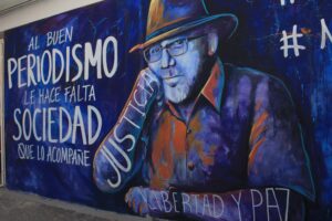 Un mural en Culiacán, México, recuerda el asesinato del periodista Javier Valdez, cofundador del semanario local RioDoce.