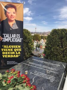 A sepultura da jornalista Miroslava Breach na cidade de Chihuahua tem constantemente flores e uma bandeira contra a impunidade em crimes contra jornalistas