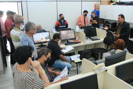 Jornalistas reunidos na redação da Tribuna Independente. (Foto: cortesia Tribuna Independente)