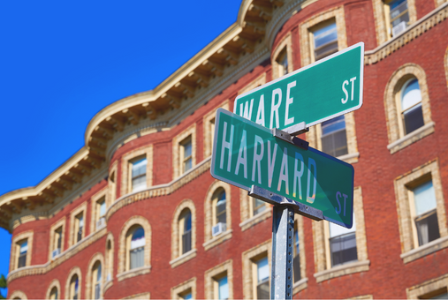 a street sign with the name Harvard on it