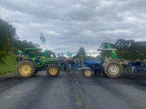 Dois tratores se enfrentam em uma estrada bloqueada no Brasil como forma de protesto