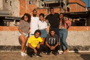 Foto coletiva de sete integrantes do jornal Labjaca em Jacarezinho, Rio de Janeiro, Brasil