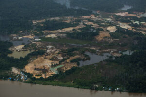 Vista aérea del campamento minero ilegal en el territorio indígena Yanomami en la Amazonía brasileña