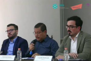 Representantes das ONGs Artigo 19 México e R3D com o defensor de direitos humanos mexicano Raymundo Ramos falam durante entrevista coletiva