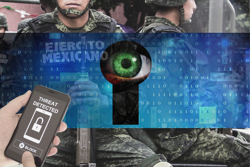 Olho olhando pelo olho mágico com uma imagem do Exército Mexicano ao fundo e uma mão segurando um smartphone.