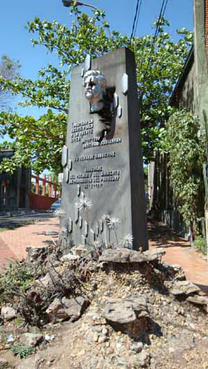 Memorial statue remembering Paraguayan journalist Santiago Leguizamón.