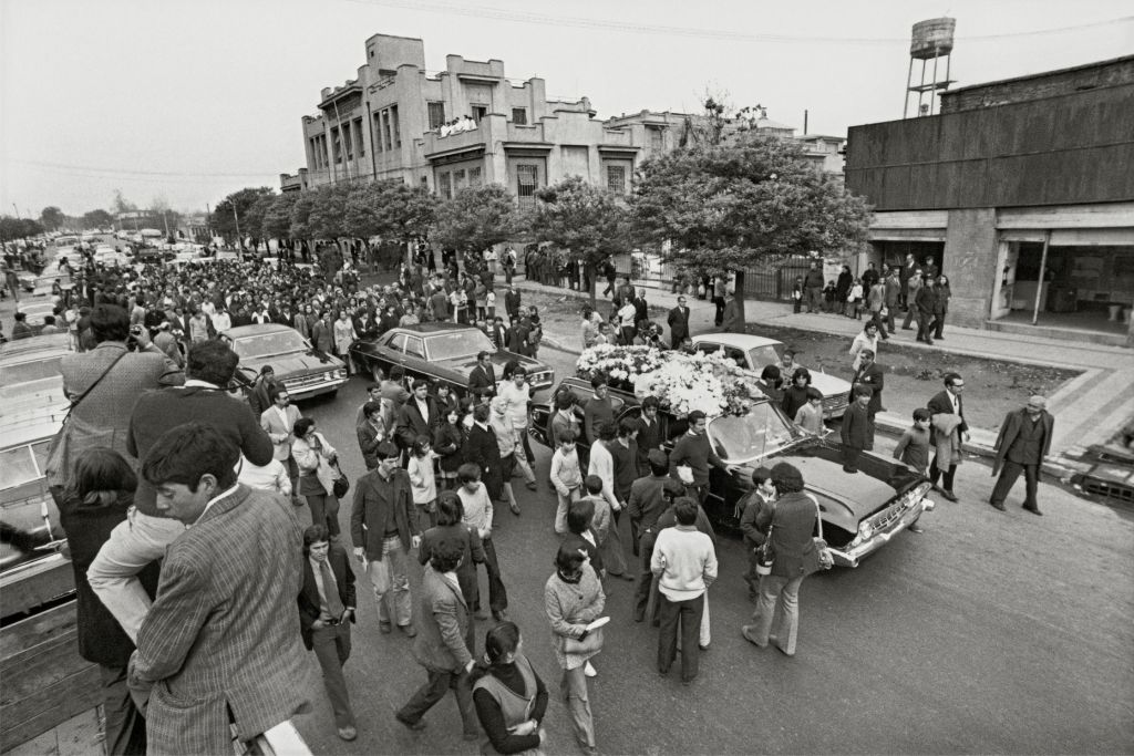 Multidão acompanha corpo de Neruda a caminho do cemitério em Santiago do Chile