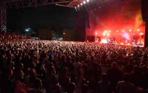 Multidão de pessoas assiste a um show no anfiteatro do Parque Viva
