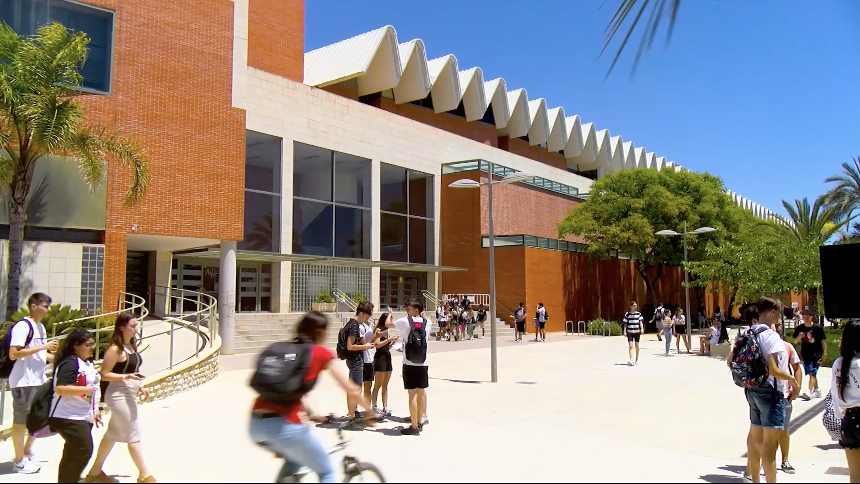 Screenshot of a video showing the Miguel Hernandez University campus in Elche, Spain.