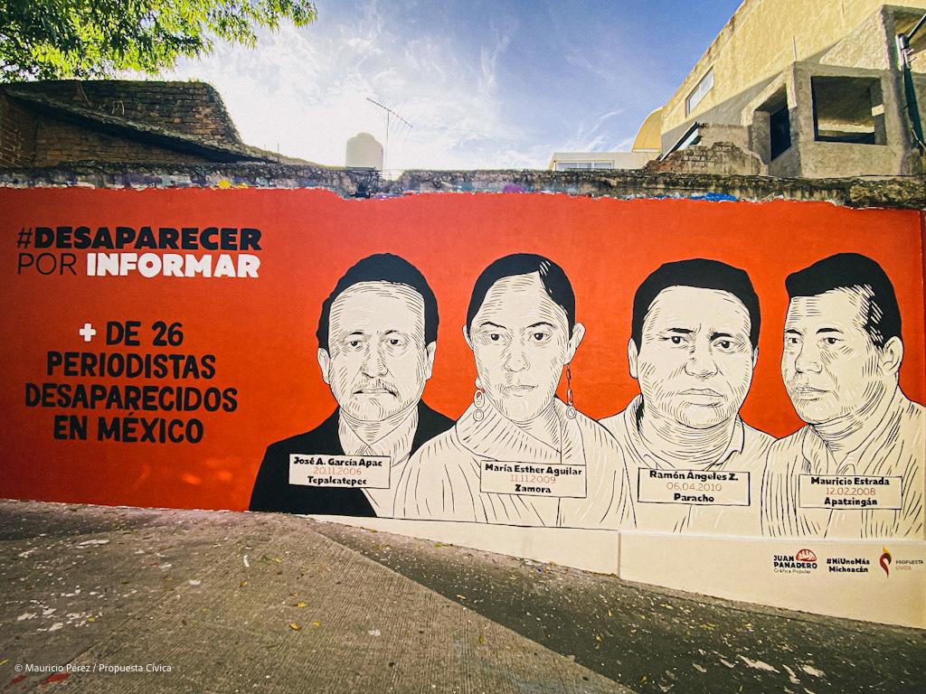 Mural de fondo naranja con las imágenes de cuatro periodistas desaparecidos, una mujer y tres hombres, en blanco y negro.