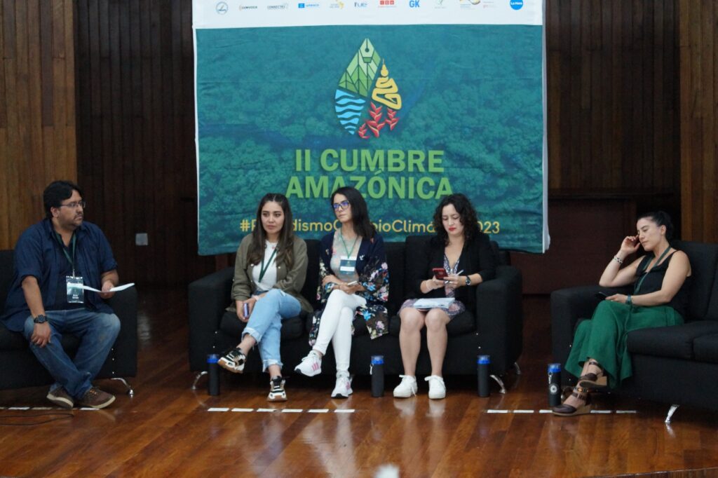 Journalists Alexis Serrano moderates a panel with four participants of the Investigatour Amazonía Ecuador 2022 initiative during the Amazon Summit on Journalism and Climate Change.