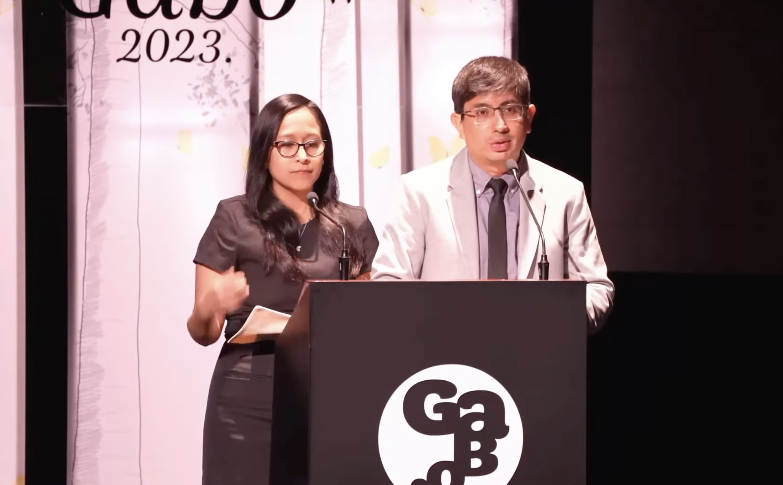 Peruvian journalists Rosa Laura and César Pardo, from IDL-Reporteros, receive an award at the Gabo Awards ceremony.