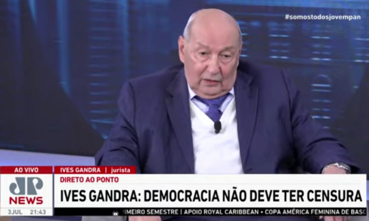 Ives Gandra, a man with blue suit and white shirt talks on TV