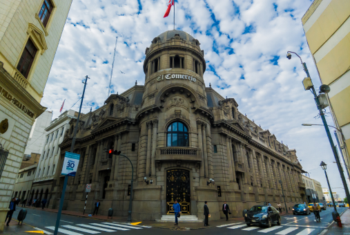Edifício em pedra que serve como sede do jornal El Comercio em Lima, Peru