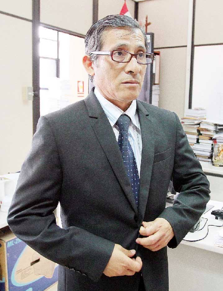 Foto do ex-juiz peruano Juan Macedo, vestindo um terno e gravata