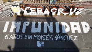 Palabra Impunidad escrita en el piso a las afuera de una institución pública de Veracruz