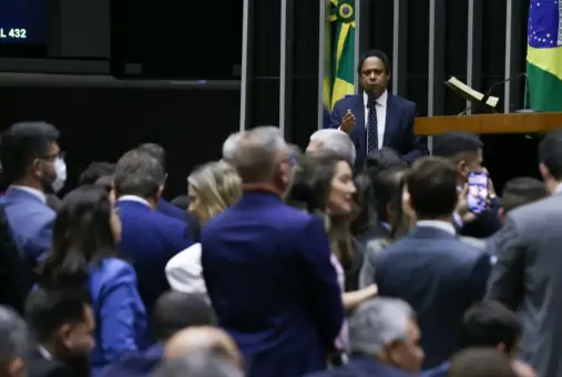 Brazilian congressman Orlando Silva addressing the Lower Chamber during the debate on the 'Fake News Bill' in Brasília on April 25th, surrounded by fellow lawmakers