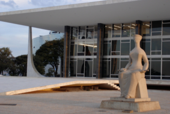 Sculpture created in 1961 by the Brazilian artist Alfredo Ceschiatti, carved from a monolithic block of Petrópolis granite. It stands at 3.3 meters in height and 1.48 meters in width, representing the judiciary as a blindfolded woman holding a sword. The blindfold symbolizes impartiality in justice, while the sword signifies the strength, courage, order, and rule required to uphold the law