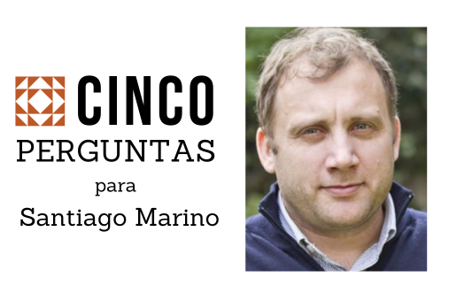 "Retrato de Santiago Marino, pesquisador de mídia argentino, usando um suéter azul; acima de seu nome está escrito "Cinco Perguntas"